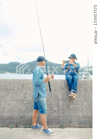 釣りを楽しむシニア夫婦 133957373