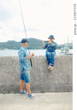釣りを楽しむシニア夫婦 釣りを楽しむシニア夫婦 133957376