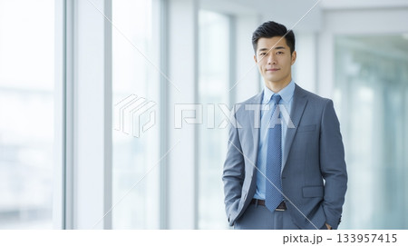 オフィスに立つ日本人男性のビジネスポートレート 133957415