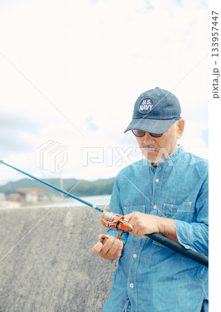 釣り竿を眺めるシニア男性 133957447