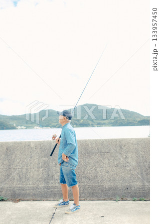 釣り竿を眺めるシニア男性 133957450