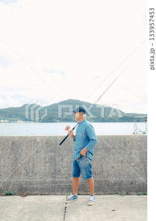 釣り竿を眺めるシニア男性 133957453