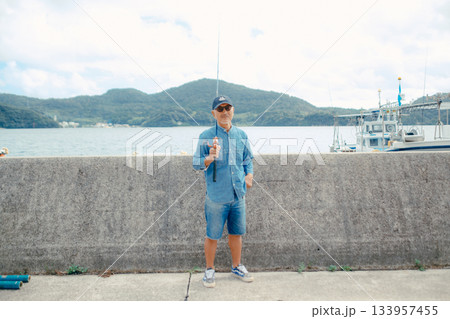 釣り竿を眺めるシニア男性 釣り竿を眺めるシニア男性 133957455