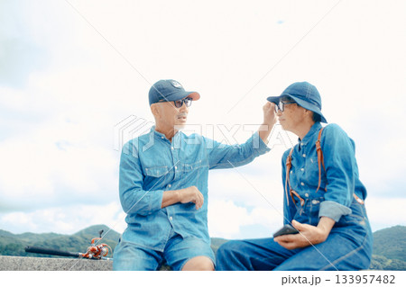 寄り添うシニア夫婦のふれあい 133957482