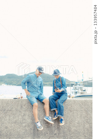 寄り添うシニア夫婦のふれあい 133957484