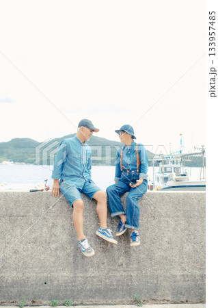 寄り添うシニア夫婦のふれあい 133957485