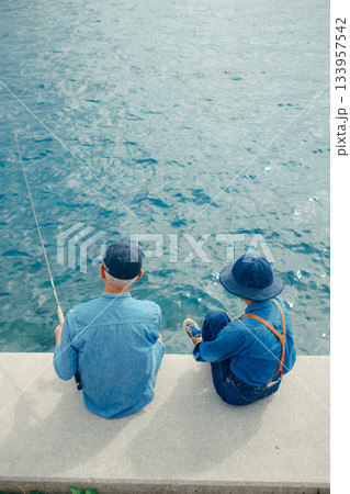 海辺で釣りを楽しむシニア夫婦の後ろ姿 海辺で釣りを楽しむシニア夫婦の後ろ姿 133957542