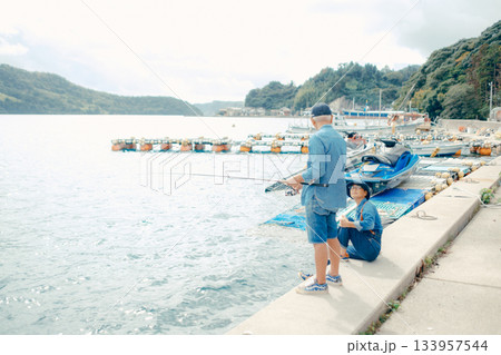 海辺で釣りを楽しむシニア夫婦の後ろ姿 133957544
