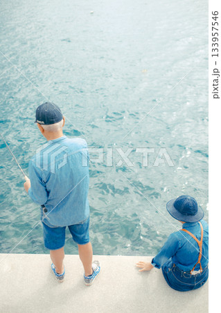 海辺で釣りを楽しむシニア夫婦の後ろ姿 海辺で釣りを楽しむシニア夫婦の後ろ姿 133957546