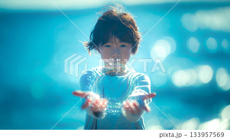 手のひらに「SDGs・カラーホイール」を載せる子供 手のひらに「SDGs・カラーホイール」を載せる子供 133957569