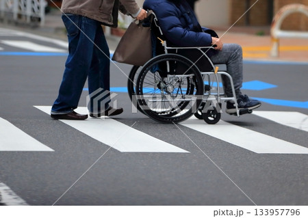 横断歩道と車椅子　イメージ 133957796