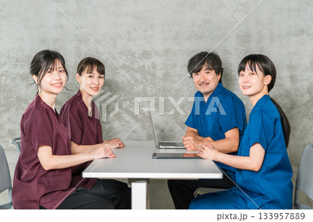 医局でカンファレンス・打ち合わせ・ミーティングする男女の看護師・技師・作業療法士・理学療法士・医師 133957889