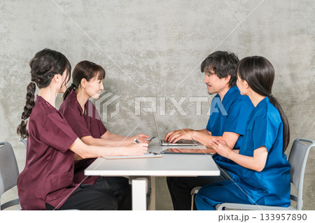 医局でカンファレンス・打ち合わせ・ミーティングする男女の看護師・技師・作業療法士・理学療法士・医師 133957890