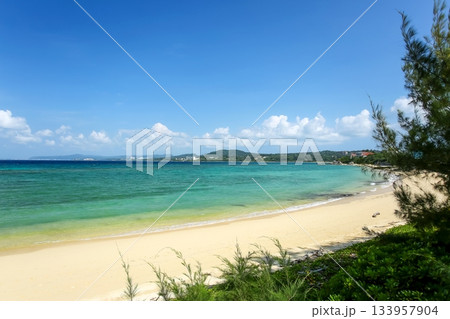 沖縄本島屈指のリゾート地　恩納村瀬良垣の美しいビーチ 133957904