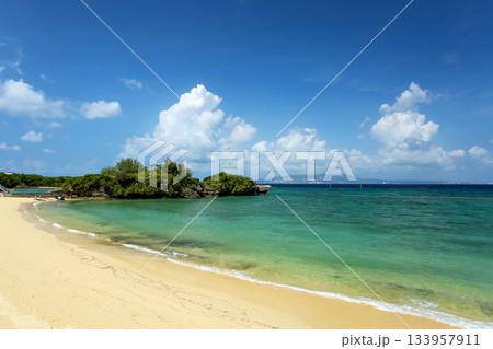 沖縄本島屈指のリゾート地 恩納村瀬良垣の美しいビーチ 沖縄本島屈指のリゾート地 恩納村瀬良垣の美しいビーチ 133957911