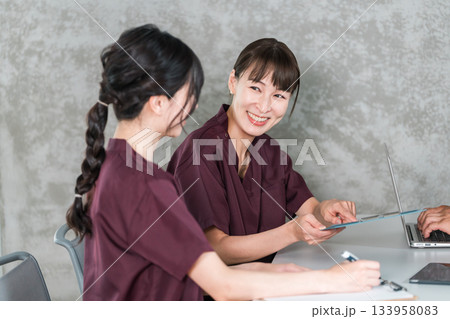 ミーティング・カンファレンス・申し送りを行う看護師・理学療法士・介護福祉士・医師の女性スタッフ 133958083