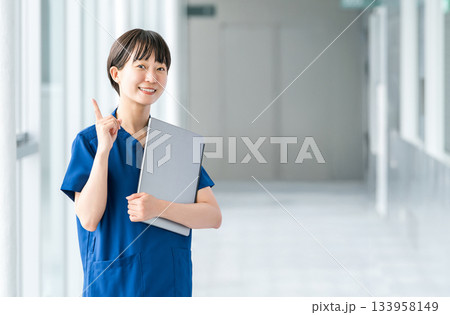 病院で働く看護師,医者,介護士,薬剤師の女性スタッフ 病院で働く看護師,医者,介護士,薬剤師の女性スタッフ 133958149