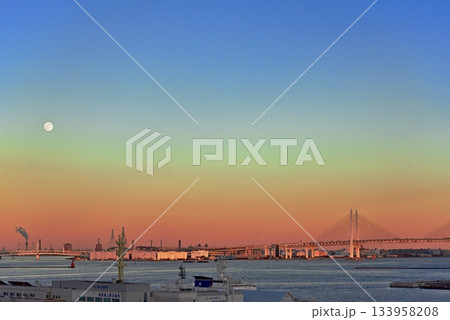 横浜港とベイブリッジの夕景 133958208