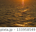 夕日に照らされる海 133958549