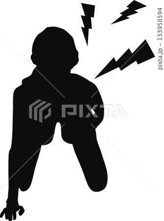 女性が腰痛で腰に手を当てているイラスト	 133958594