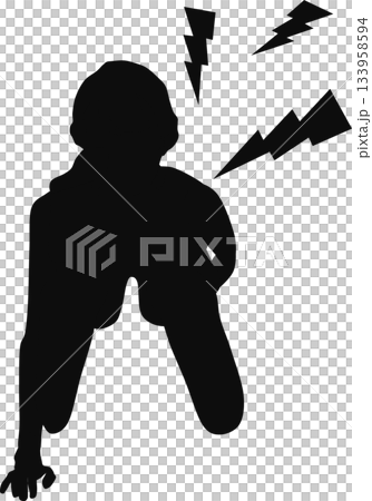 女性が腰痛で腰に手を当てているイラスト	 133958594