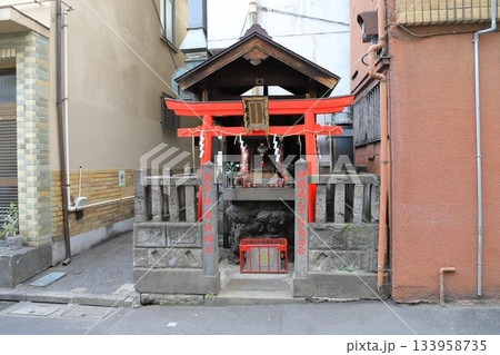 見番横丁にある伏見火防稲荷神社 新宿区神楽坂3丁目 見番横丁にある伏見火防稲荷神社 新宿区神楽坂3丁目 133958735