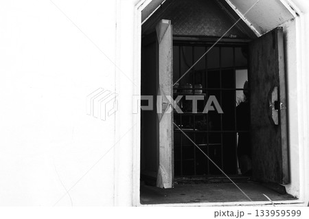 古い建物の窓 133959599