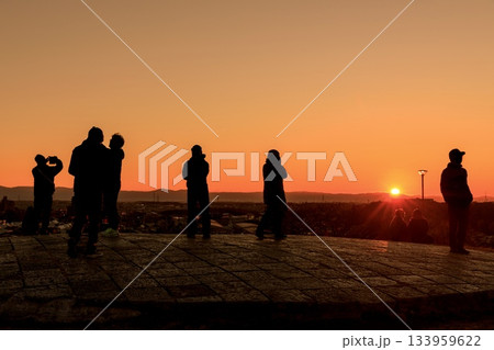 名古屋市、滝の水公園で日の出を眺める人々 133959622