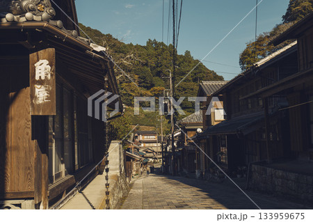 静岡県静岡市にある江戸時代の旧東海道の街並みが残る宇津ノ谷の集落 133959675