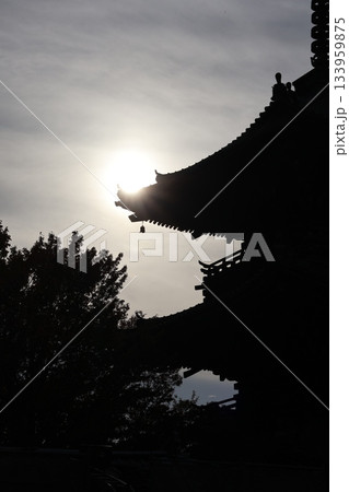 白く光り輝く太陽と空とシルエットの三重塔と樹々の風景 白く光り輝く太陽と空とシルエットの三重塔と樹々の風景 133959875