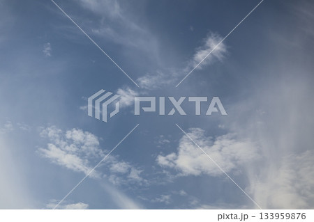 薄雲と白い雲と青空の空の風景 薄雲と白い雲と青空の空の風景 133959876