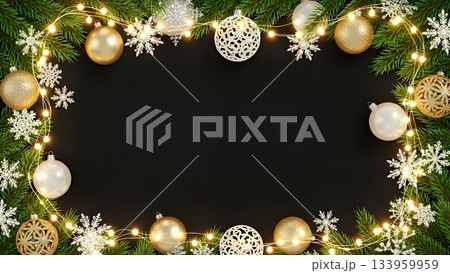 黒背景に金と白のオーナメントが輝くクリスマスフレーム素材 133959959