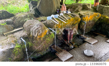 阿蘇、池山水源の水汲み場 133960070