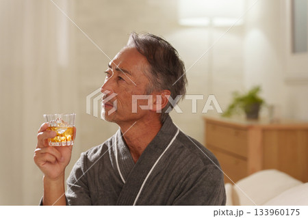 夜お酒を飲むシニア男性 133960175