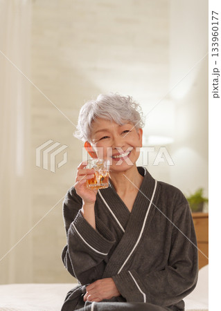 夜お酒を飲むシニア女性 133960177