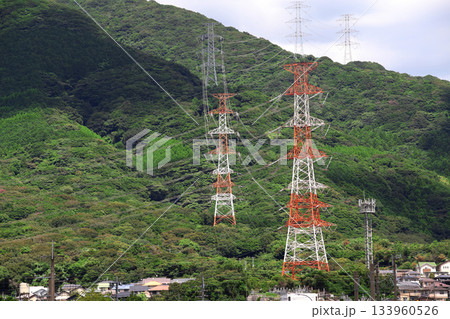 発電所から変電所や消費地に大量の電力を運ぶ送電線 133960526