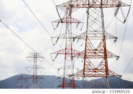 発電所から変電所や消費地に大量の電力を運ぶ送電線 133960529
