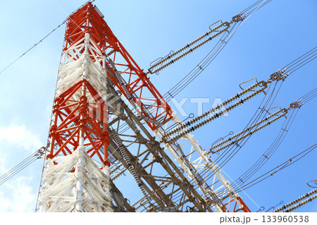 発電所から変電所や消費地に大量の電力を運ぶ送電線 133960538
