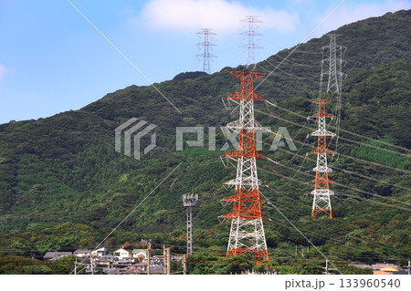 発電所から変電所や消費地に大量の電力を運ぶ送電線 133960540