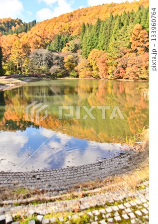 農業用溜池に映り込む紅葉の景色 農業用溜池に映り込む紅葉の景色 133960764