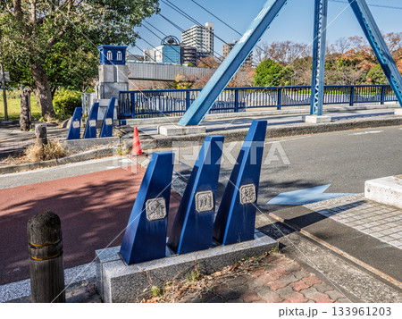 仙台堀川に架かる「崎川橋」の橋名表示 仙台堀川に架かる「崎川橋」の橋名表示 133961203
