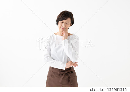 悩む女性、ビジネスウーマン、考える、悩む 133961313