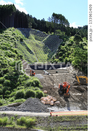 山の斜面の土砂崩れ現場 山の斜面の土砂崩れ現場 133961409