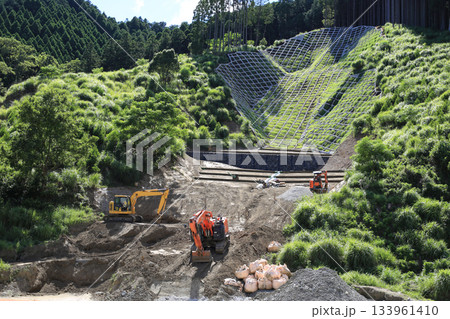 山の斜面の土砂崩れ現場 133961410