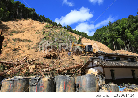 山の斜面の土砂崩れ現場 133961414