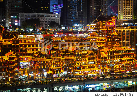 中国重慶の歴史的夜景 133961488