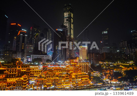 中国重慶の歴史的夜景 133961489