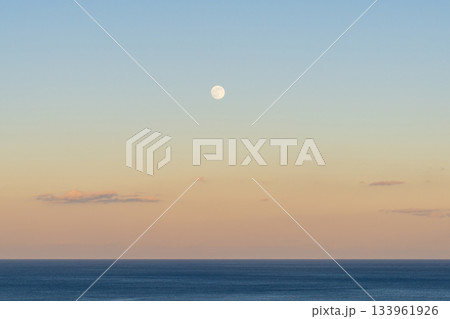 海に沈む満月 海に沈む満月 133961926