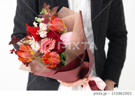 花束を持った男性 133962003