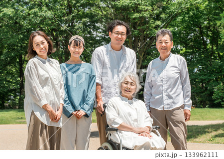 高齢者施設,病院にお見舞いに来た三世代家族,ファミリー 133962111